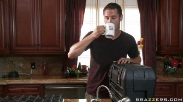 Brazzers - hot cheating wife gets horny 