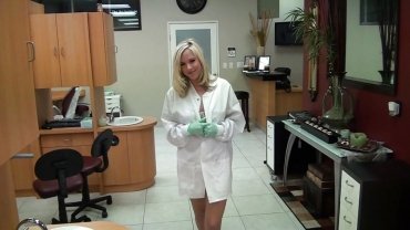 Mofos - gorgeous blonde dentist gives a blowjob